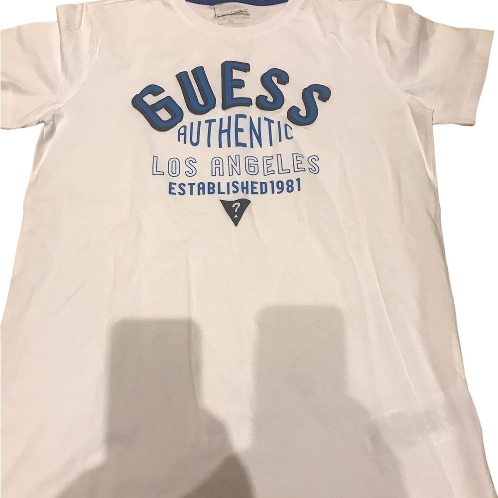 Guess T-shirt nwot​​​​​​​​​